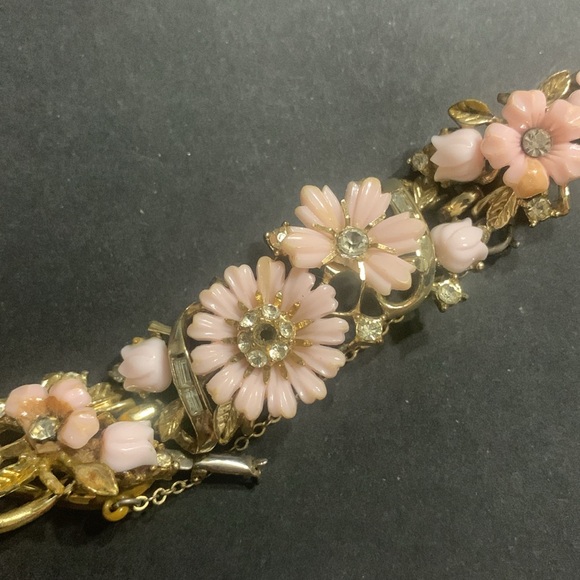 Vintage Coro Pink Flower bracelet set in gold metal w/ safety chain - Picture 3 of 9
